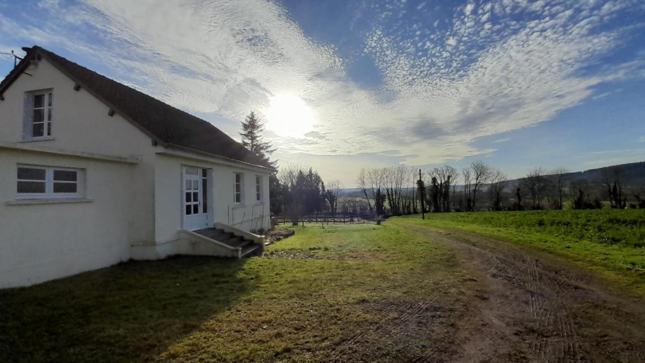 Gîte Cottage chaleureux en pleine campagne vue sur les Monts et Forêts et le château de Carrouges Exterior foto