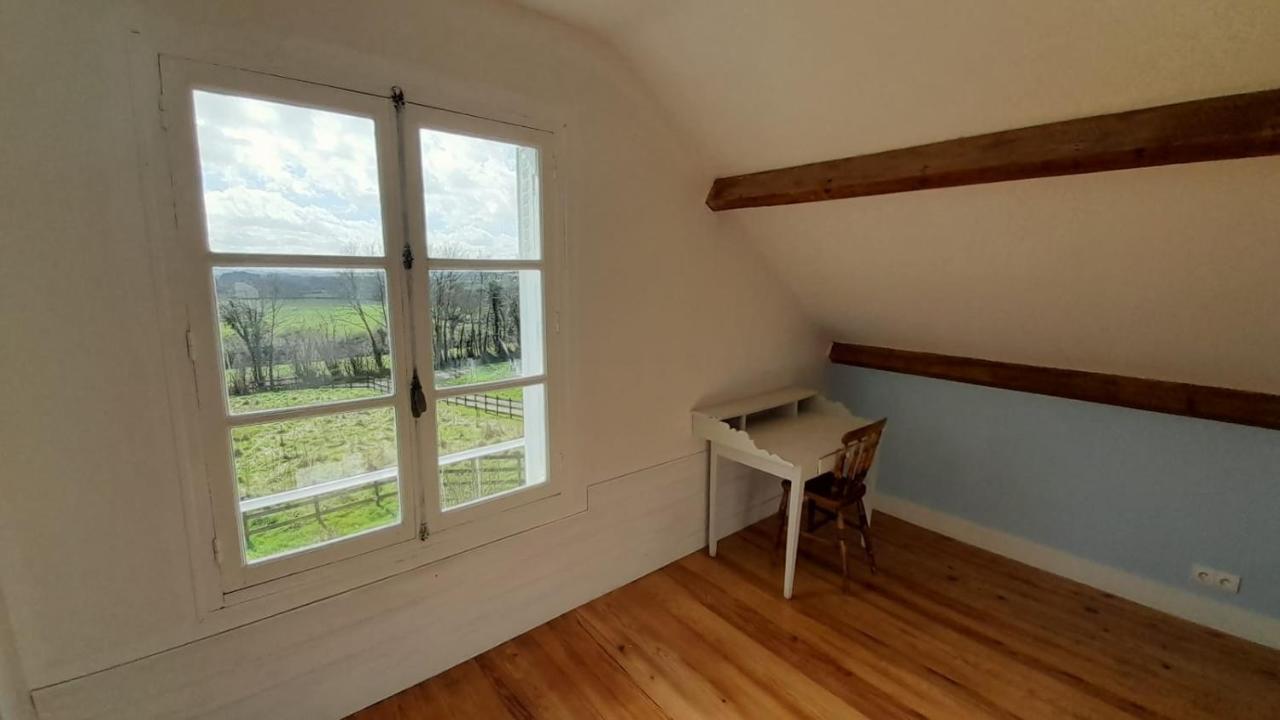Gîte Cottage chaleureux en pleine campagne vue sur les Monts et Forêts et le château de Carrouges Exterior foto
