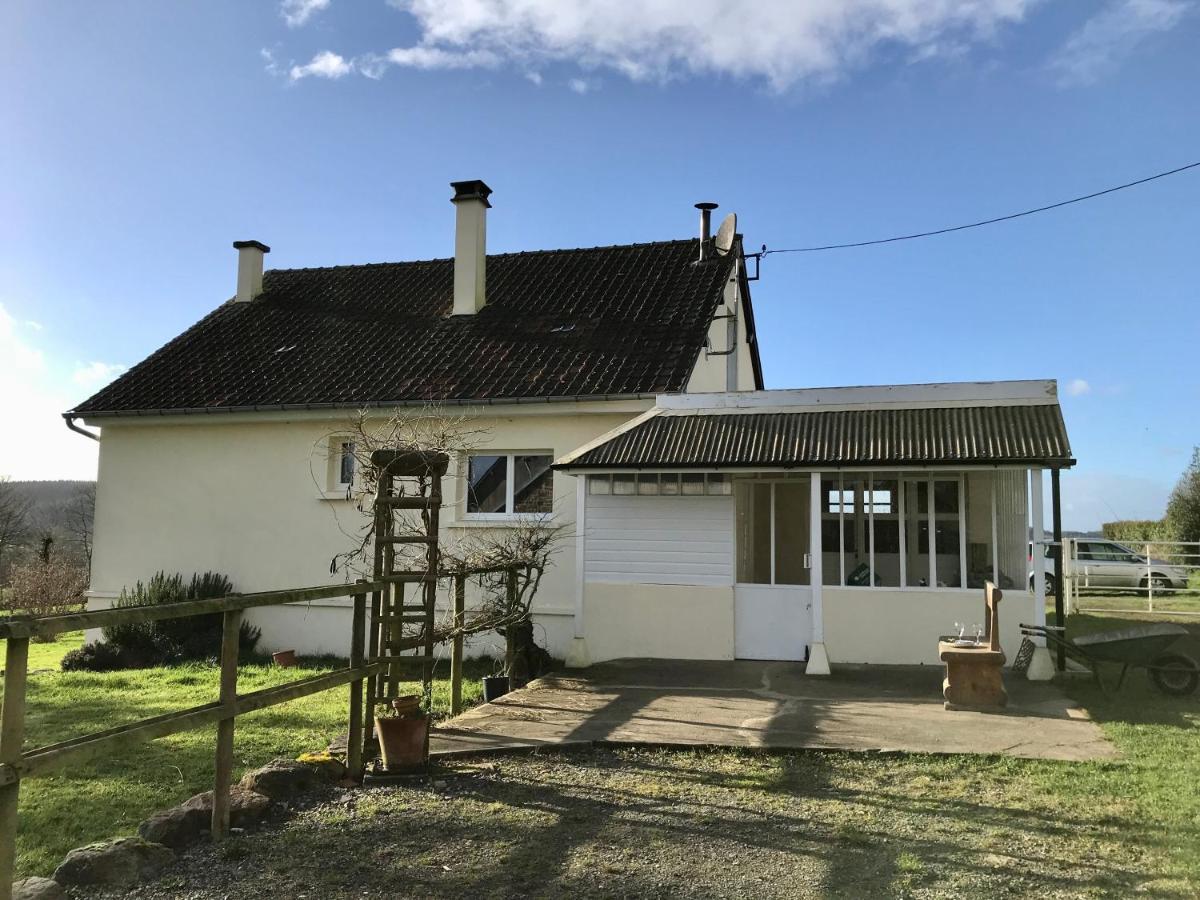 Gîte Cottage chaleureux en pleine campagne vue sur les Monts et Forêts et le château de Carrouges Exterior foto